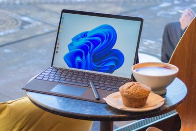 Microsoft Surface Pro 8 er et nettbrett med PC-innmat. Tastatur og penn er ekstrautstyr. Dyrt sådan.