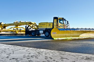 Dette er ifølge Avinor verdens største brøytebil. 12 slike maskiner skal i løpet av året ta over brøytinga på Gardermoen flyplass.