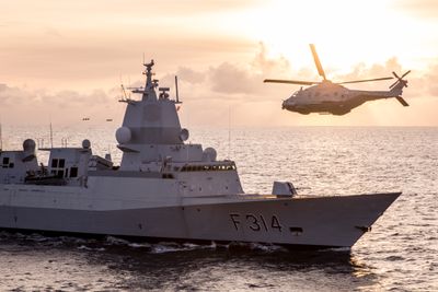 NH90 lander på KNM Thor Heyerdahl under en øvelse i 2017. Fregattene er ikke fullt operative før de har NH90 embarkert, noe de foreløpig ikke er.