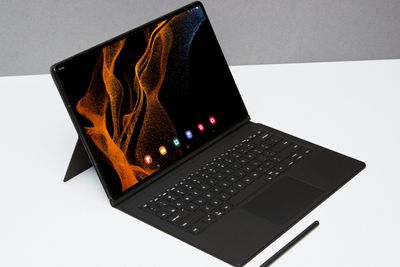 Svær: Tab S8 Ultra med Book Cover Keyboard i grafittfarge er et nettbrett som er i ferd med å bli en PC.