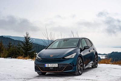 Cupra Born ved Lygna, mot Einavatnet. 