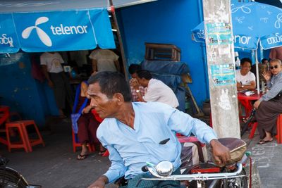 Telenor er i ferd med å selge virksomheten sin i Myanmar. Flere ber nå selskapet stanse salget. Illustrasjonsbildet er tatt ved en annen anledning.