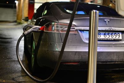 En Tesla Model S lader ved en hurtiglader i Oslo.