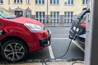 Selv om kortbetaling akkurat nå fremstår som en naturlig løsning på betalingsproblematikken, er dette raskt gammeldags teknologi som fort også blir veldig kostbar å implementere, mener Emma Wallin.