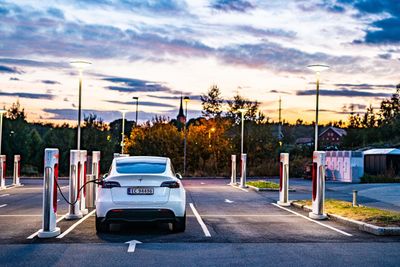 En Tesla Model Y lader på en Tesla Supercharger.