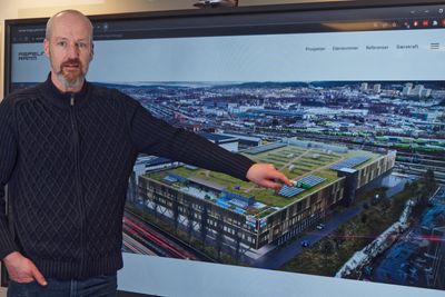Morten Raugstad, administrerende direktør i A Bygg Entreprenør viser frem et kombinert lager- og kontorbygg de fører opp for Aspelin Ramm.