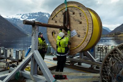 Tussa IKT er ikke uvant med å legge fiber i sjøkabel. Dette bildet er fra et tidligere prosjekt.