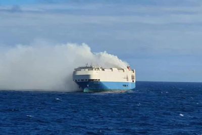 Det begynte å brenne om bord på det 200 meter lange bilskipet Felicity Ace 16. februar, seks dager etter at det forlot Emden i Tyskland på vei til USA med luksusbiler.