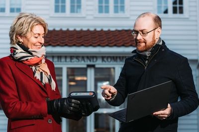 IT-sjef Andreas Brovig i Lillesand kommune viser seksjonssjef Inger Vollstad i Nkom en trygghetsalarm som er skiftet ut, da den kun går på 2G.