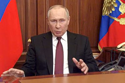 Russlands president Vladimir Putin godkjente natt til torsdag en invasjon av Ukraina. Det førte til at oljeprisen har steget til over 100 dollar fatet for første gang siden 2014. 