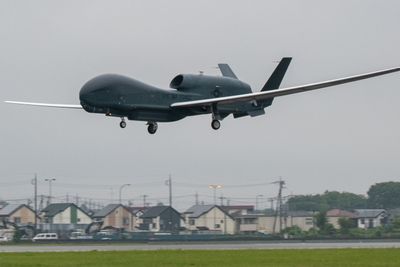 En RQ-4 Global Hawk fra US Air Force lander på Yokota-basen i Japan i mai 2021.
