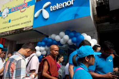 Telenor har 730 ansatte i Myanmar. En norsk Telenor-leder får ikke reise ut av landet.