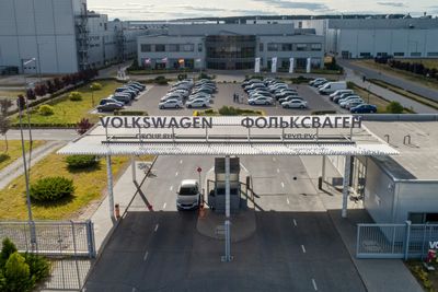 Volkswagens russiske fabrikk i Kaluga. De er uklart hvordan sanksjoner vil ramme bilprodusentene.