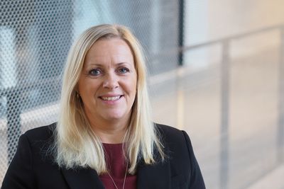 HR-direktør Line Cecilie Jakobsen i Schneider Electric slår et slag for mer fleksible kontorløsninger. 