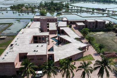 Det nye lokalsykehuset i Satkhira i Bangladesh ligger i et landskap som tidligere var kornåker, nå er det vann og sumpområder som følge av havnivåstigning.
