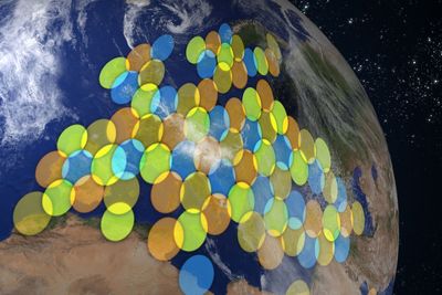 Illustrasjon over dekningen til KA-SAT-satellittens punktstråler. Satellitten dekker store deler av Europa, men også Nord-Afrika og østover mot deler av Russland. 