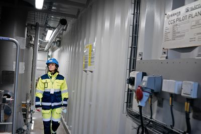 Fortum Oslo Varme søker på nytt om støtte fra EUs innovasjonsfond for å finansiere sitt CO2-fangstprosjekt. Her er Jannicke Gerner Bjerkås, CCS-direktør ved Fortum Oslo Varme, inne i pilotanlegget for CO2-fangst. 