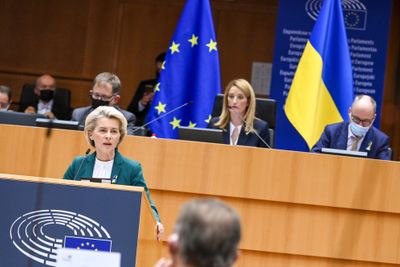 EU-kommisjonen vil bruke enorme ekstrainntekter fra kvotehandel på en storstilt satsing på fornybar energi. Det kommer frem av et utkast til en melding som EU-kommisjonen og president Ursula von der Leyen skal legge frem i neste uke.