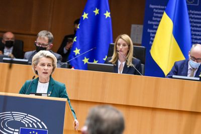 EU-kommisjonen vil bruke enorme ekstrainntekter fra kvotehandel på en storstilt satsing på fornybar energi. Det kommer frem av et utkast til en melding som EU-kommisjonen og president Ursula von der Leyen skal legge frem i neste uke.