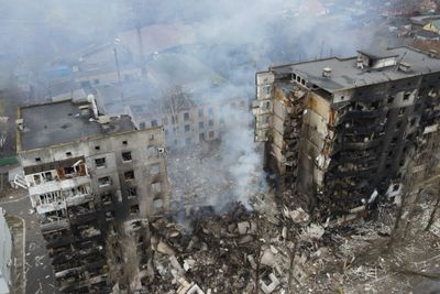 En boligblokk i Borodyanka i Kyiv i Ukraina er bombet sønder og sammen av russiske styrker torsdag.