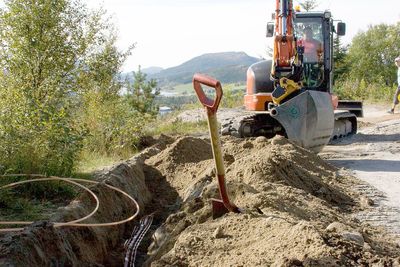 Her graver NTE grøft for fiber på Kolvereid i Nærøy i Nord-Trøndelag. I løpet av fjoråret kom antallet NTE-kunder opp i 65.000.