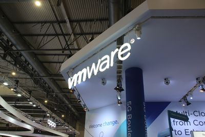 VMware har lappet sikkerhetshull i to av selskapet produkter. Bildet er fra selskapets stand under Mobile World Congress 2022.
