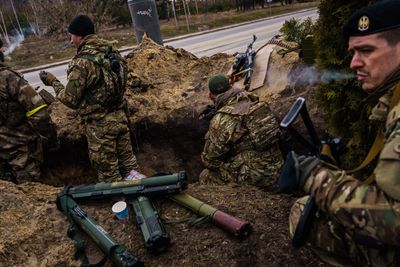 Ukrainske soldater forbereder seg på russisk angrep i Irpin, like vest for Kyiv, søndag 6. mars. På bildet ser vi tre M72 produsert av Nammo på Raufoss.