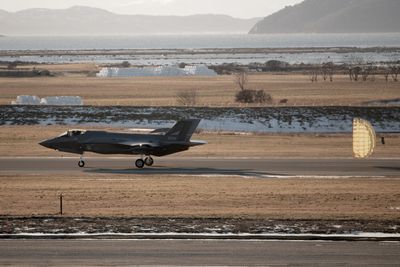 Norsk F-35A som gjennomfører landing med bremseskjerm.