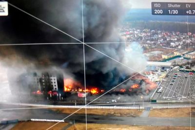 En utbombet bygning filmet av ukrainske sikkerhetsstyrker i år ved hjelp av en drone.