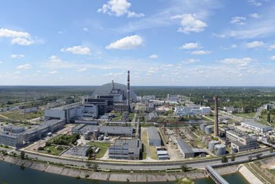 Kraftledningene inn til Tsjernobyl-anlegget ble ødelagt onsdag, og anlegget har kun fått strøm fra nødaggregat siden. Nå har ukrainske myndigheter mistet all kontakt med anlegget, som er under russisk kontroll, og de vet ikke om anlegget fortsatt har strøm.