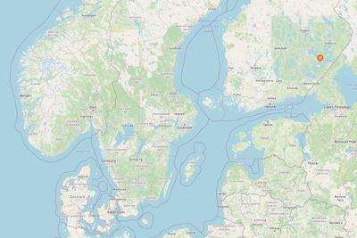 Den røde prikken er den finske byen Savonlinna, hvor fly fra en rekke flyselskaper har oppdaget store forstyrrelser av GPS-signaler. Det samme gjelder i luftrommet rundt den russiske enklaven Kaliningrad, som ligger inneklemt mellom Polen og Litauen.
