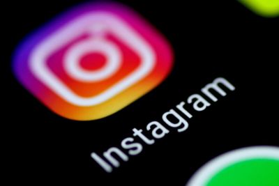 Russiske myndigheter stenger Instagram og åpner etterforskning av morselskapet Meta.