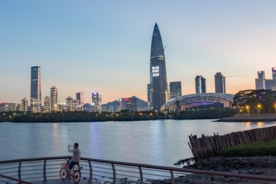 Storbyen Shenzhen i Kina er stengt på grunn av kornonaviruset, og dermed må blant annet Apples produksjon i byen stoppe.