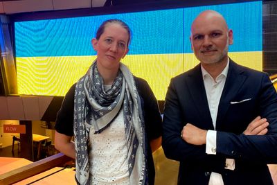 Irene Blesvik og Christian Pedersen fra Tietoevry jobber med å organisere flytting av ansatte i Ukraina.