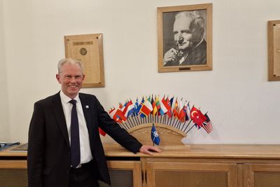  John-Mikal Størdal leder forskningsnettverket Nato Science & Technology Organization. – Til sammen er Norge med i omkring hundre av prosjektene som foregår, forteller han. Fra veggen har grunnleggeren Theodore von Kármán fortsatt oversikt over arbeidet.