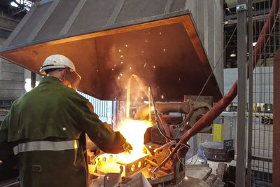 Påmating av metallisk aluminiumskrap til smeltet slagg.