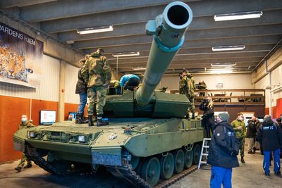 En Leopard 2A7 inne i KMWs garasje på Rena i forbindelse med vinterprøvene som var i ferd med å starte opp i slutten av januar.