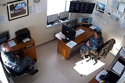 Fullt innsyn: Bildet hentet fra et overvåkningskamera på et ukjent sikkerhetskontor i Russland den 17. mars 2022. Videostrømmen var tilgjengelig for alle i lang tid etter.