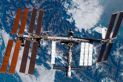 Den internasjonale romstasjonen er et eksempel på samarbeidet mellom Russland og vestlige land om romvirksomhet. Stasjonen var tidligere helt avhengig av Russland for oppskyting av nye astronauter før Space X kom med sin kapsel.