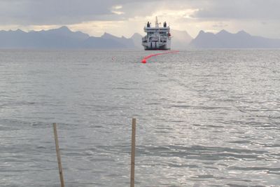 Politiet har henlagt saken etter at fiberkabelen mellom Norge og Svalbard ble skadet natt til syvende januar. Bildet er fra leggingen av kabelen i 2003.