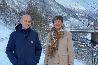 Erik Espeset, styreleder i Tafjord Connect og ordfører Eva Hove fotografert i forbindelse med fiberutbygging i Eidsdal. 