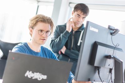 Systemutvikler Elias Brattli Sørensen sammen med daglig leder Anders Eivind Bråten i Kantega SSO.