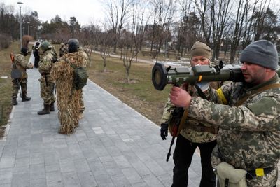 Bildet viser ukrainske soldater som får opplæring på Saab AT-4/Pansarskott 86 i Kyiv 9. mars.