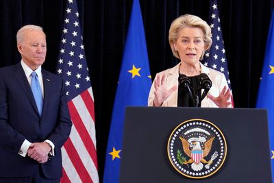 – Jeg er glad for at vi har kommet frem til en prinsipiell avtale om et nytt rammeverk for transatlantisk dataflyt, sa von der Leyen på pressekonferansen fredag.