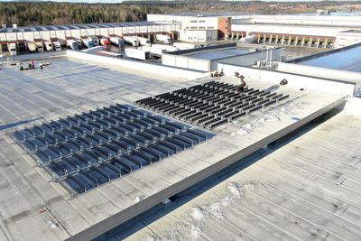 Over Easys pilotanlegg på taket til ASKO i Vestby ble installert i februar 2022. Det er montert to modulgrupper i hver sin retning for å teste virkningen.