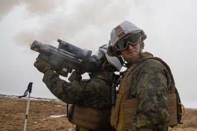 Soldater fra det amerikanske marinekorpset skyter med FIM-92 Stinger på Andøya 11. mars i forbindelse med Cold Response 22.