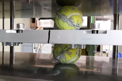 Her rulles tennisballer fylt med sement mens de utsettes for trykk. Forsøkene i laboratoriet til ETH Zürich var vellykkete.
