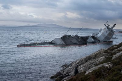 KNM Helge Ingstad ved skadestedet i Øygarden.