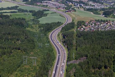 I 2021 omkom 87 personer i veitrafikken i Norge. Det er et godt stykke unna nullvisjonen, men likevel den laveste andelen i Europa. Flyfoto av E6 ved Oslo.