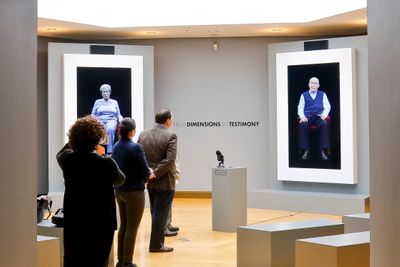 Bildet viser virtuelle versjoner av holocaust-overlevende Eva Schloss og Pinchas Gutter på Museum of Jewish Heritage sin «New Dimensions in Testimony»-utstilling i New York i 2017. 